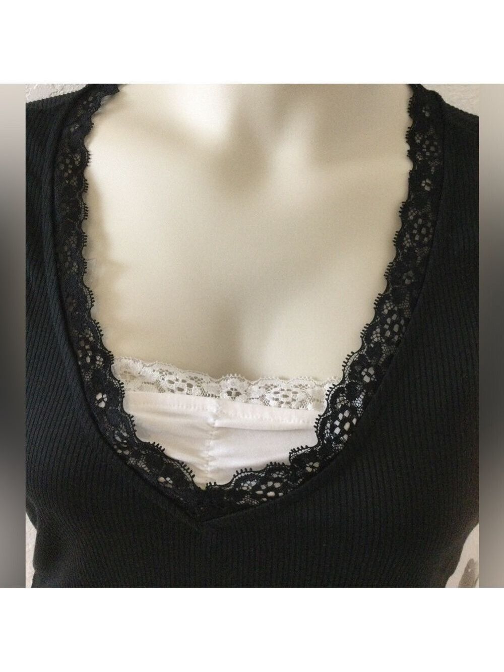 Derek Heart black cropped tee with white lace trim inset Woman’s XL - Picture 5 of 9